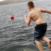 Poika hyppää uimaan