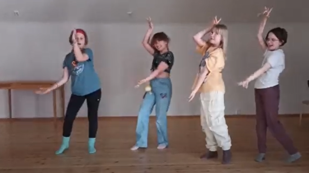 4 tyttöä tanssii