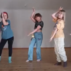 4 tyttöä tanssii
