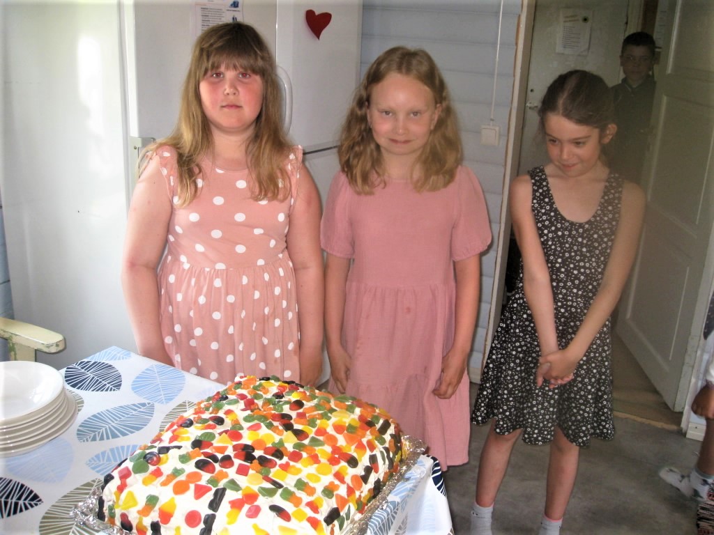 3 tyttöä ja kakku