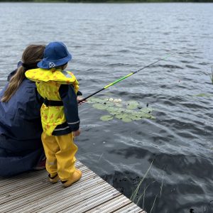 äiti ja lapsi kalastamassa