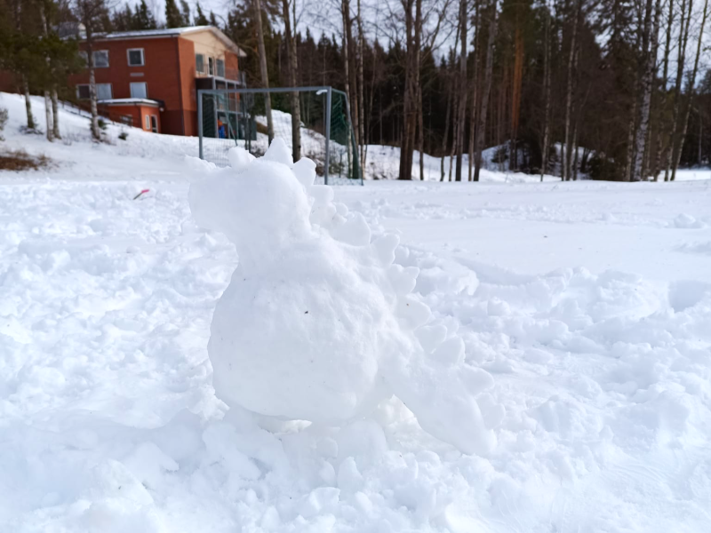 leirillä rakennettu lumieläin