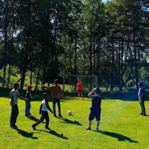 Perheleiriläisiä futista pelaamassa Pukkilan nurmella