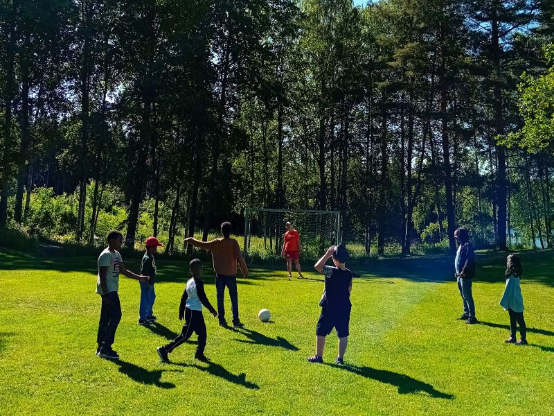 Perheleiriläisiä futista pelaamassa Pukkilan nurmella