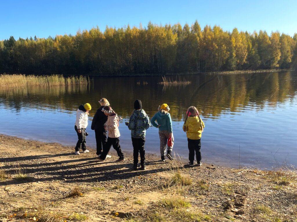 Lapsia viikonloppuleirillä rannalla Koivuhaassa syksyllä