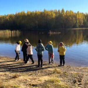 Lapsia viikonloppuleirillä rannalla Koivuhaassa syksyllä
