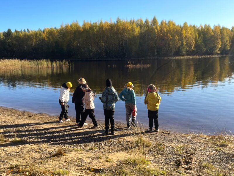 Lapsia viikonloppuleirillä rannalla Koivuhaassa syksyllä