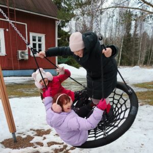 Keinussa kavereiden kanssa leirillä