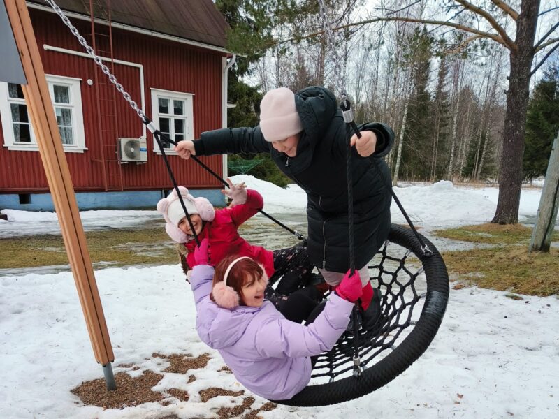 Keinussa kavereiden kanssa leirillä