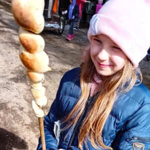 Viikonloppuleirillä paistettiin tikkupullia