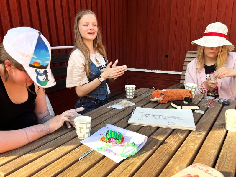 Lapsia ulkona askartelemassa