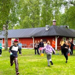 Kesäleiri Koivuhaassa pihaleikit menossa