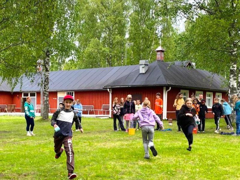 Kesäleiri Koivuhaassa pihaleikit menossa
