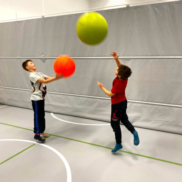 leiriläiset palloilemassa
