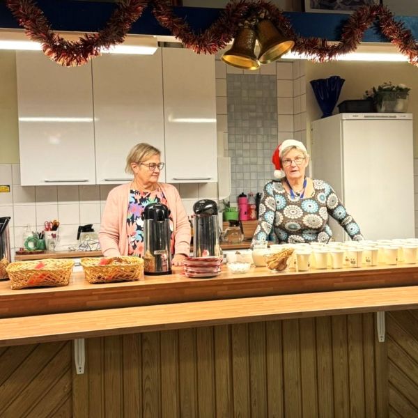Vapaaehtoiset tiskin takana tarjoilemassa