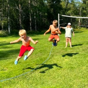 Hyppynaurulla hyppimistä kesäleirillä