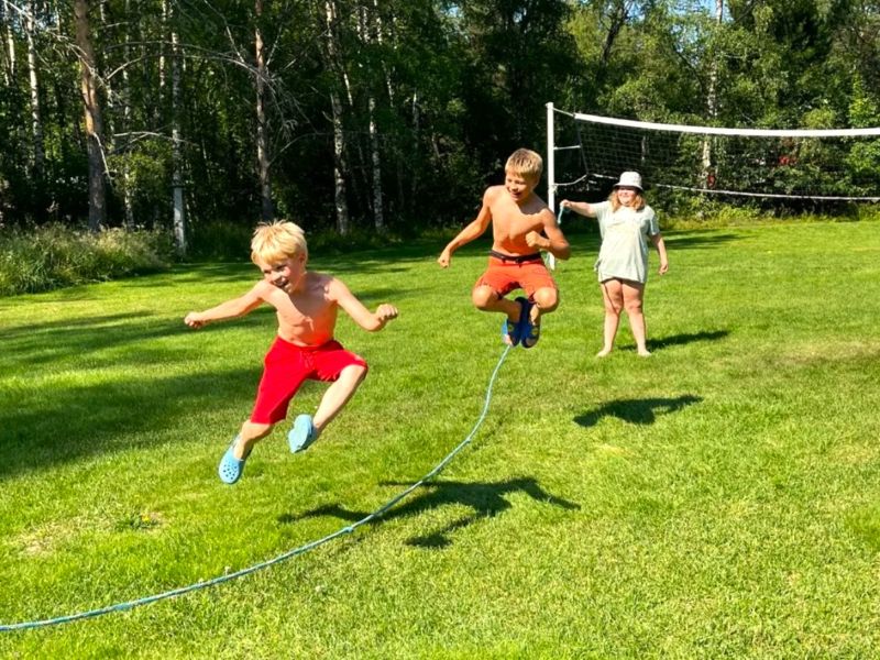 Hyppynaurulla hyppimistä kesäleirillä