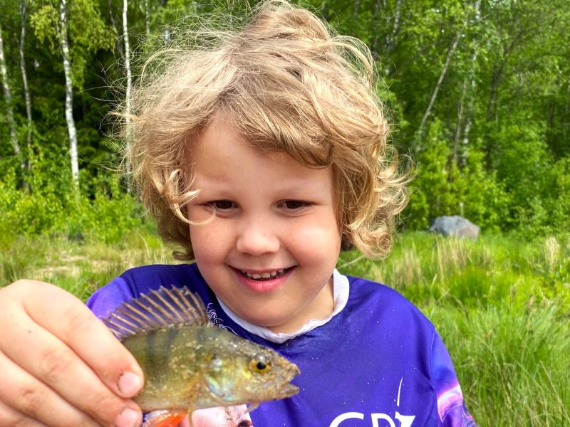 Kesäleiriläinen poika sai kalan