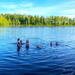 Uimassa porukalla