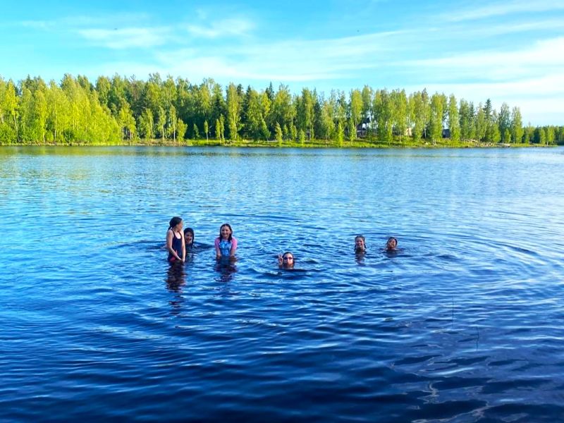 Uimassa porukalla