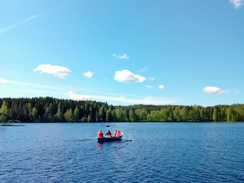Perheiden kesäleirillä soutelua järvellä