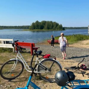 Kesäleirillä rantaan fillarilla