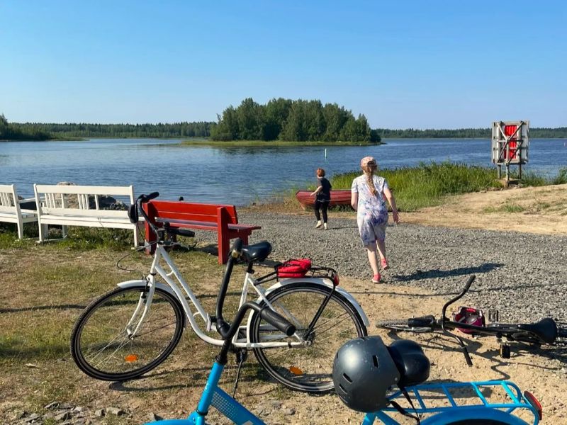 Kesäleirillä rantaan fillarilla
