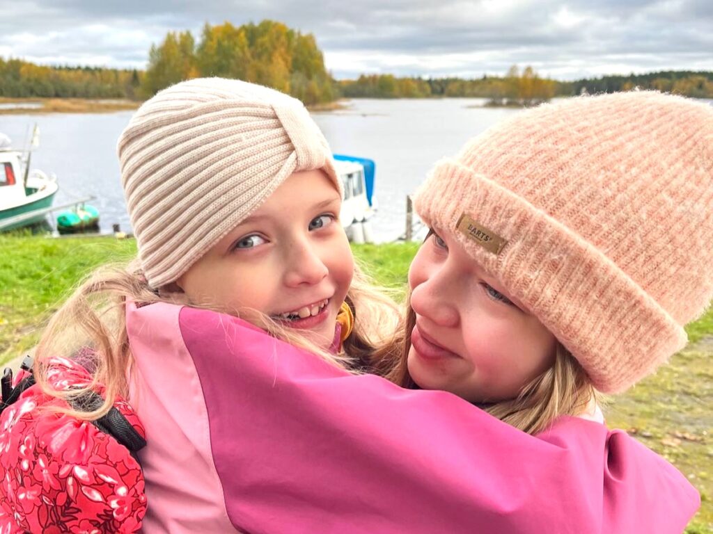 Lapset halaavat leirillä