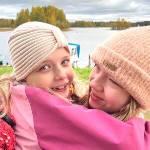 Lapset halaavat leirillä