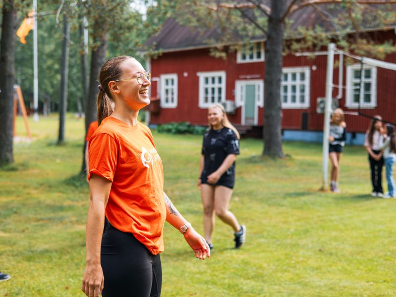 Vapaaehtoinen ulkona nurmikeentällä Koivuhaassa kesällä