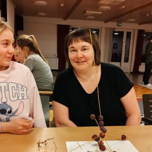 Äiti ja lapsi leirillä askartelemassa