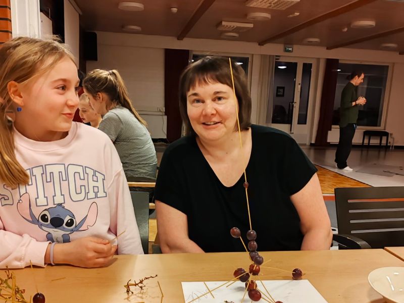 Äiti ja lapsi leirillä askartelemassa